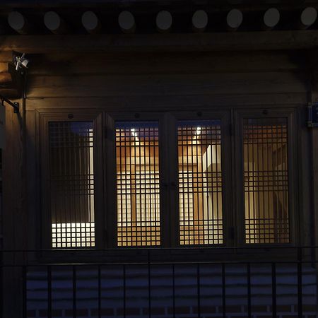 The Korean Traditional Hanok In Downtown Seoul For Convenient Public Transportation - Seoul Ari Eksteriør billede